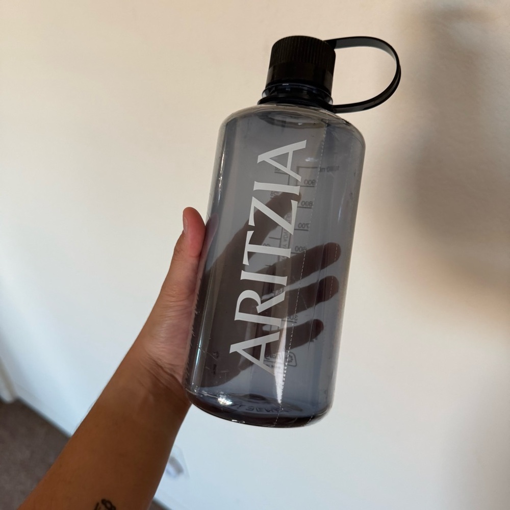 aritzia water bottle